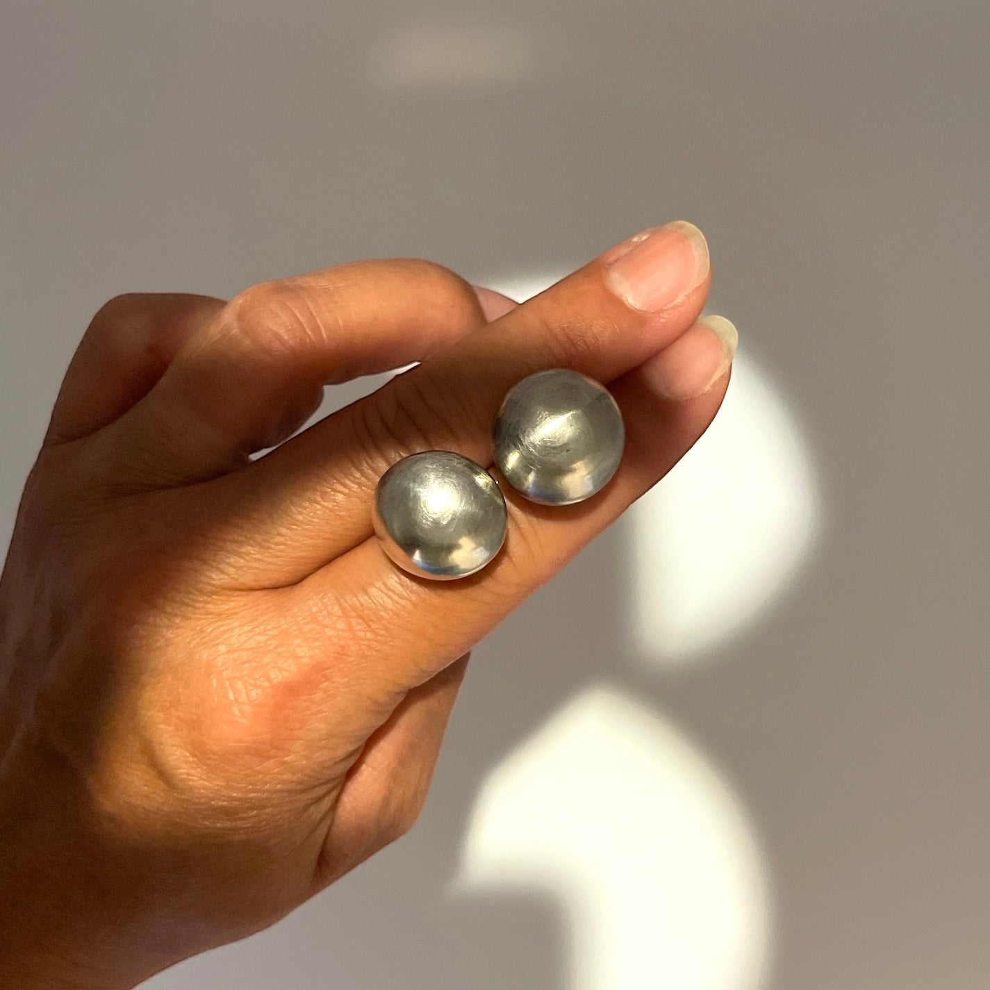 ナバホパールビーズスタッドピアス18mm