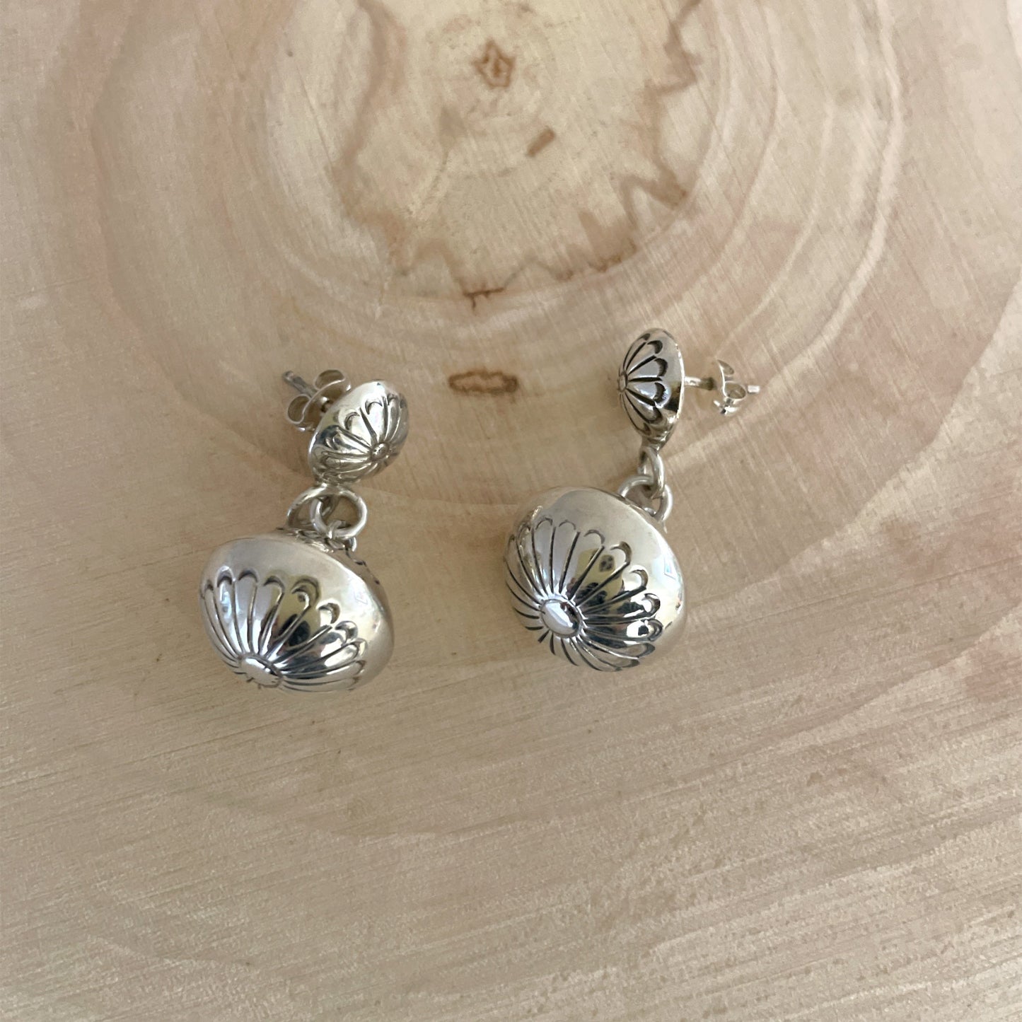 シャイニーナバホパールダングルピアス