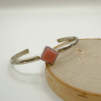 ピンクコンクダイアモンドシェイプバングル　 内周1３５mm