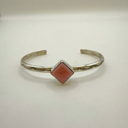 ピンクコンクダイアモンドシェイプバングル　 内周1３５mm