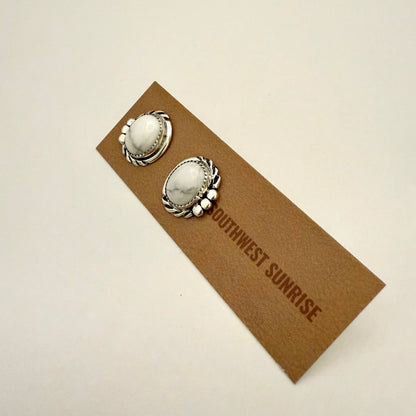 ハウライトスタッドピアス AA