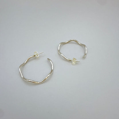 シルバーウェイブフープピアス 直径３１mm