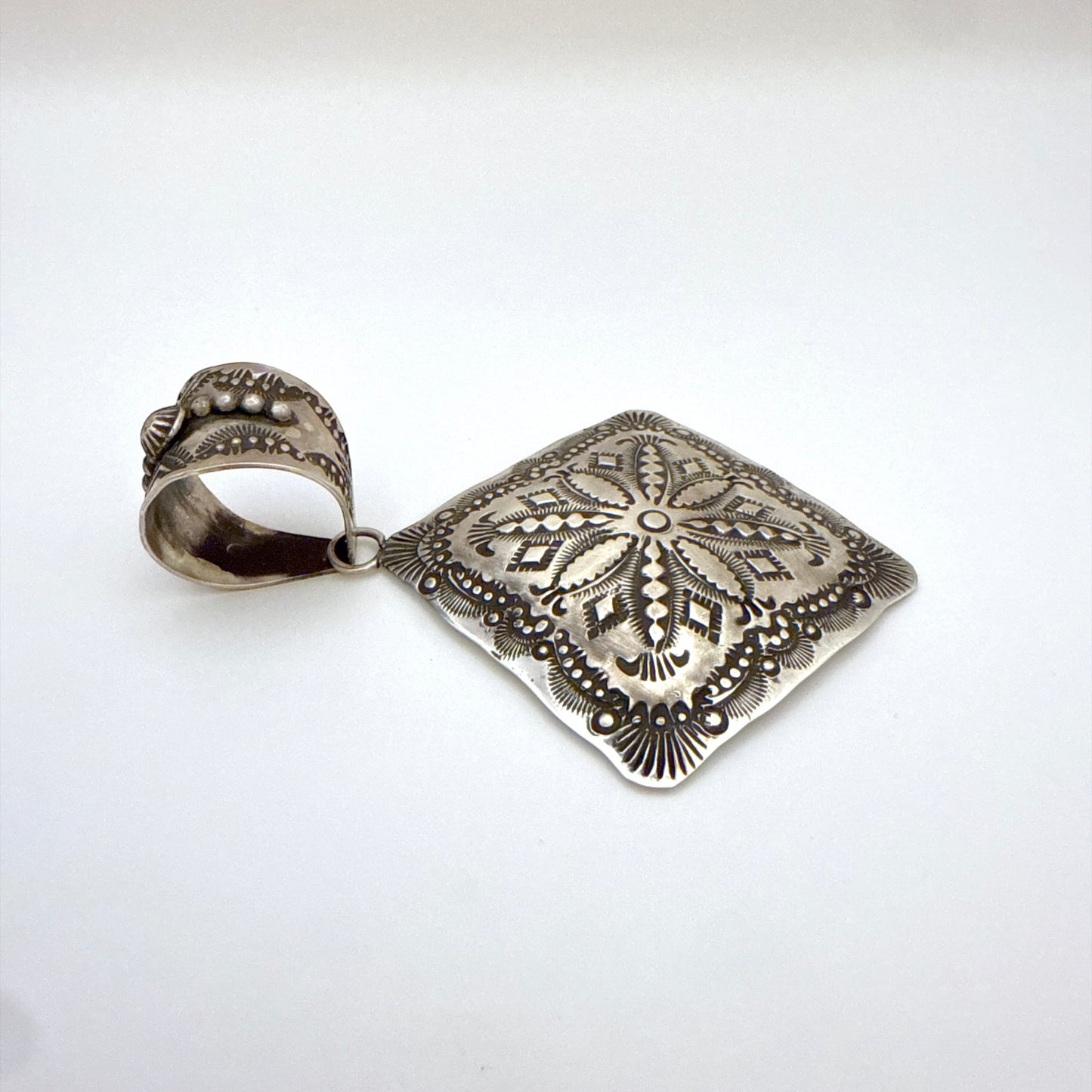 スタンプワークペンダントトップ By Vincent Platero