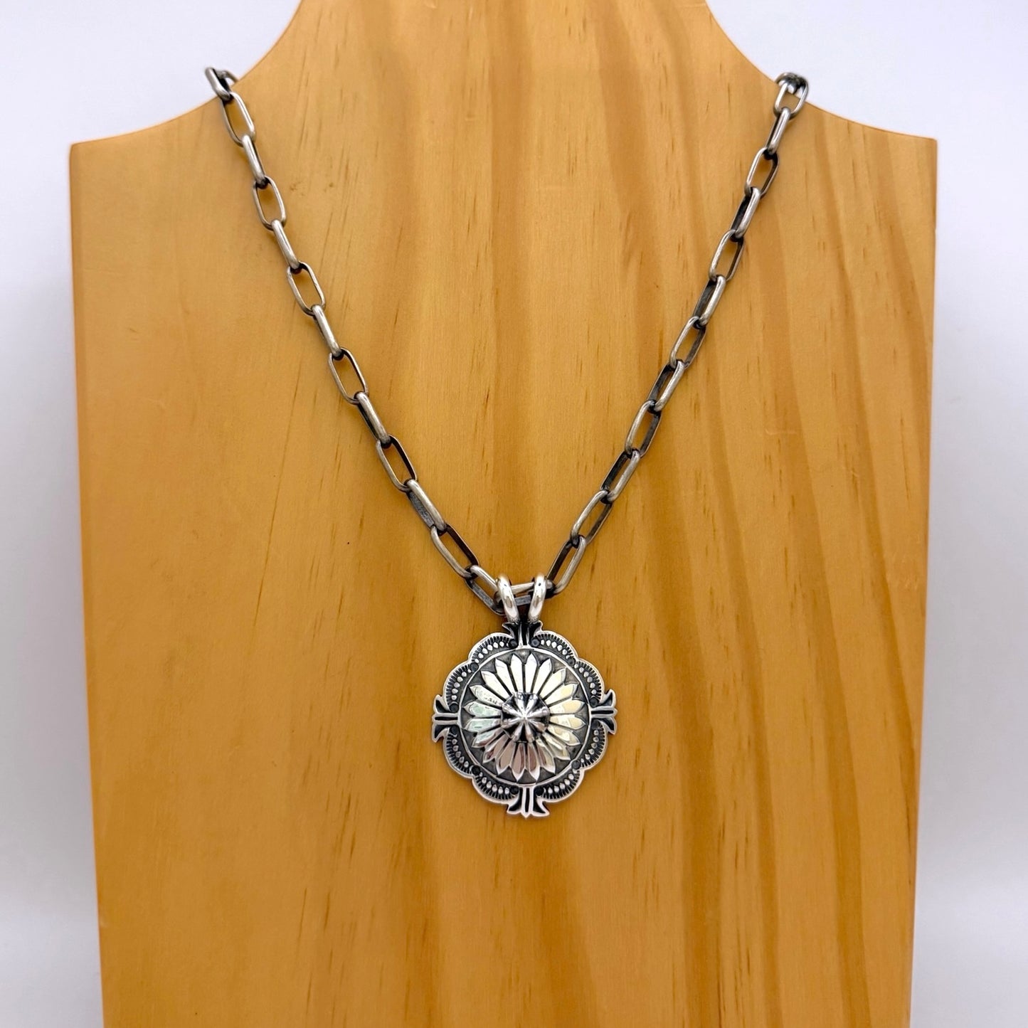 サンバーストコンチョペンダントトップ By Sunshine Reeves A