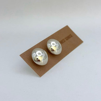 ハイポリッシュ ナバホパール スタッドピアス１6mm