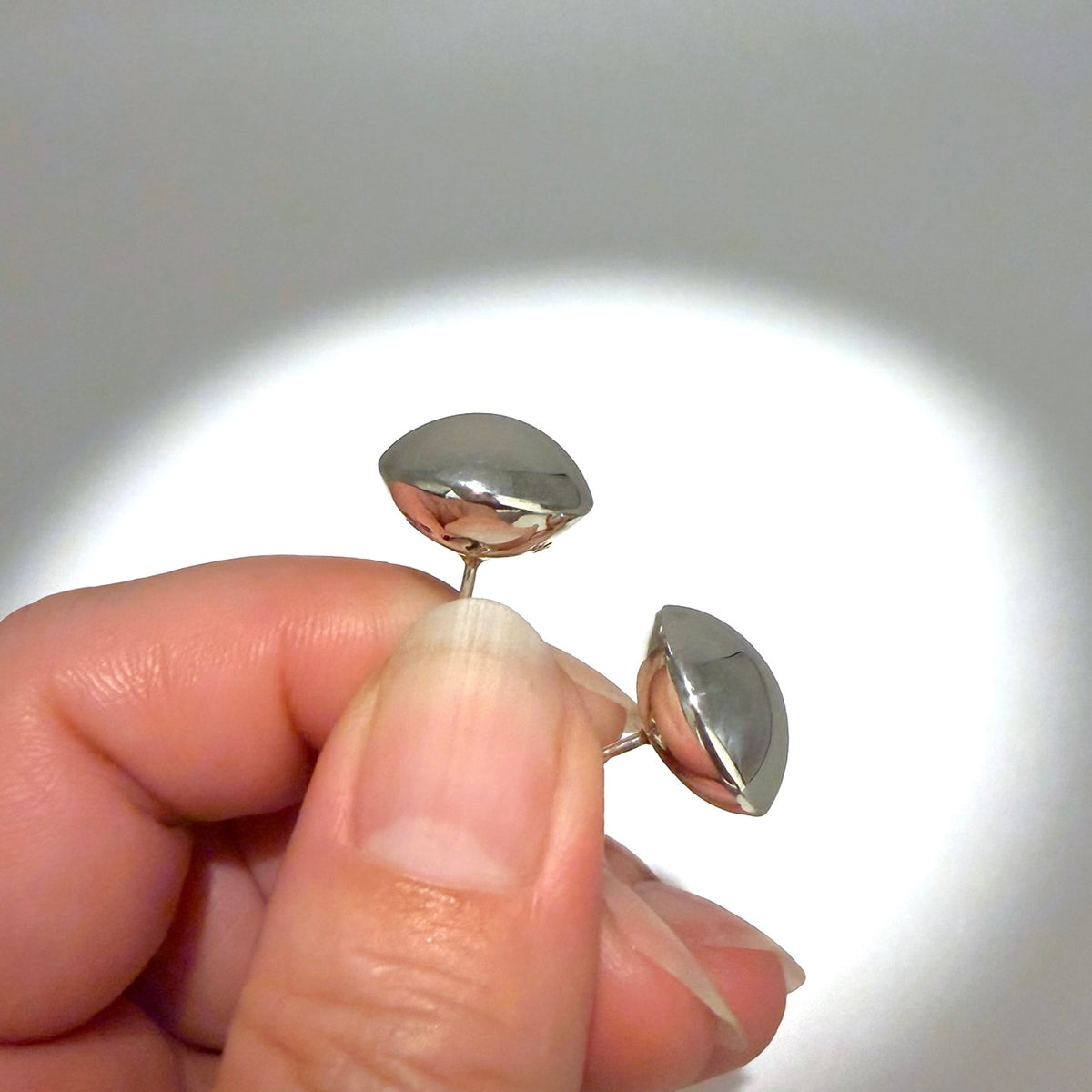 ハイポリッシュ ナバホパール スタッドピアス１6mm