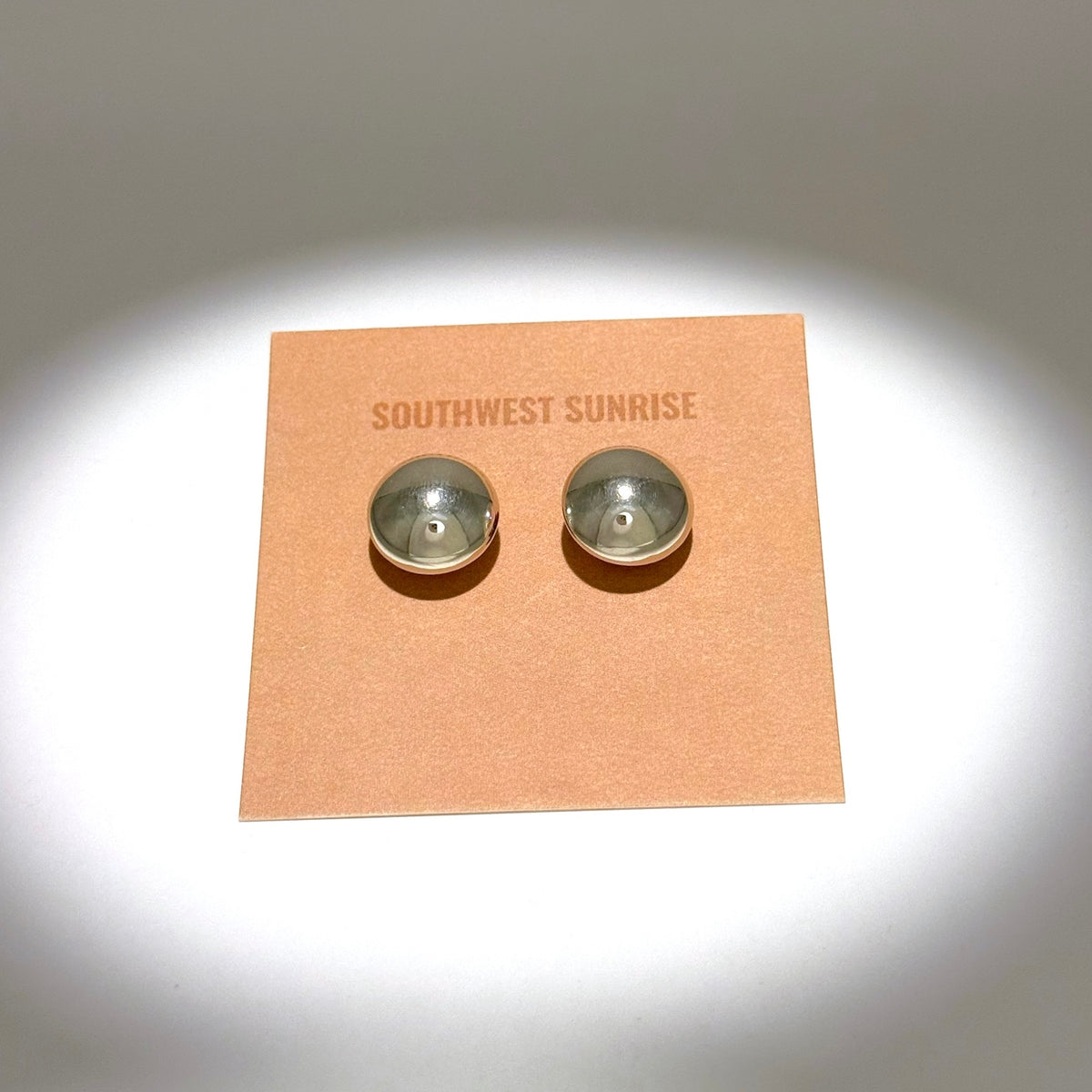 ハイポリッシュ ナバホパール スタッドピアス１6mm