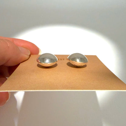 ハイポリッシュ ナバホパール スタッドピアス１6mm