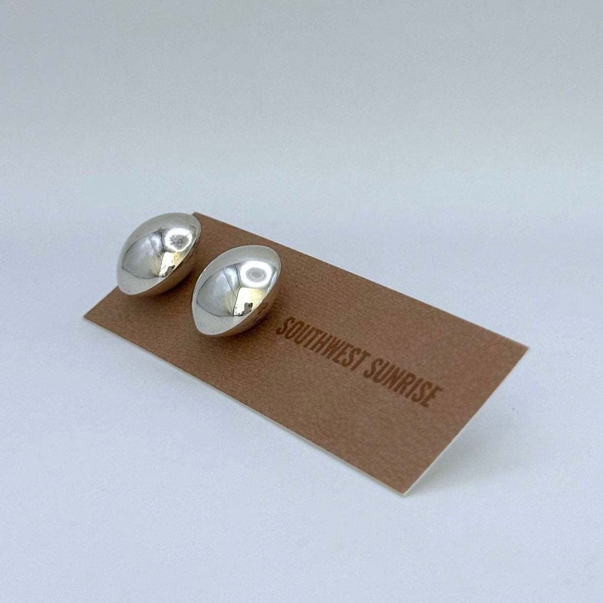ハイポリッシュ ナバホパール スタッドピアス１6mm