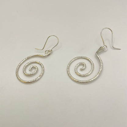 うずまきダングルピアス