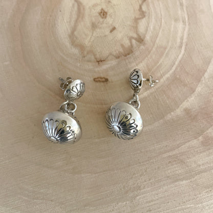 シャイニーナバホパールダングルピアス